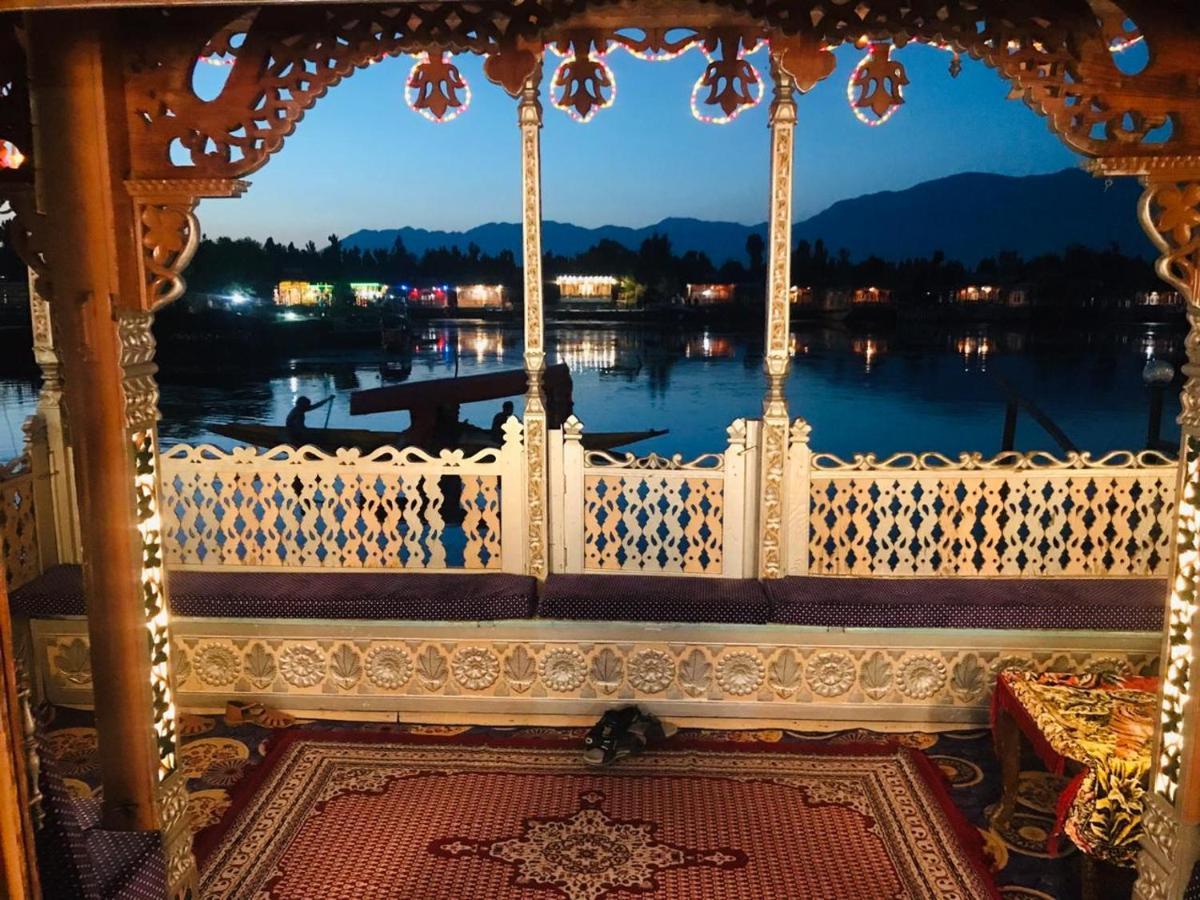 Houseboat Altaf And Transportation Hotel Srinagar  Bagian luar foto